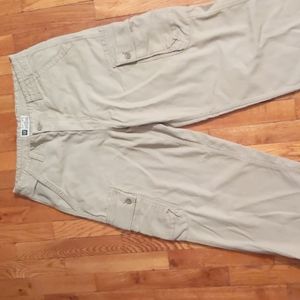 Mens Gap Cargo Pants. 33x34;  Great condition!  Handy pockets,  regular fit.